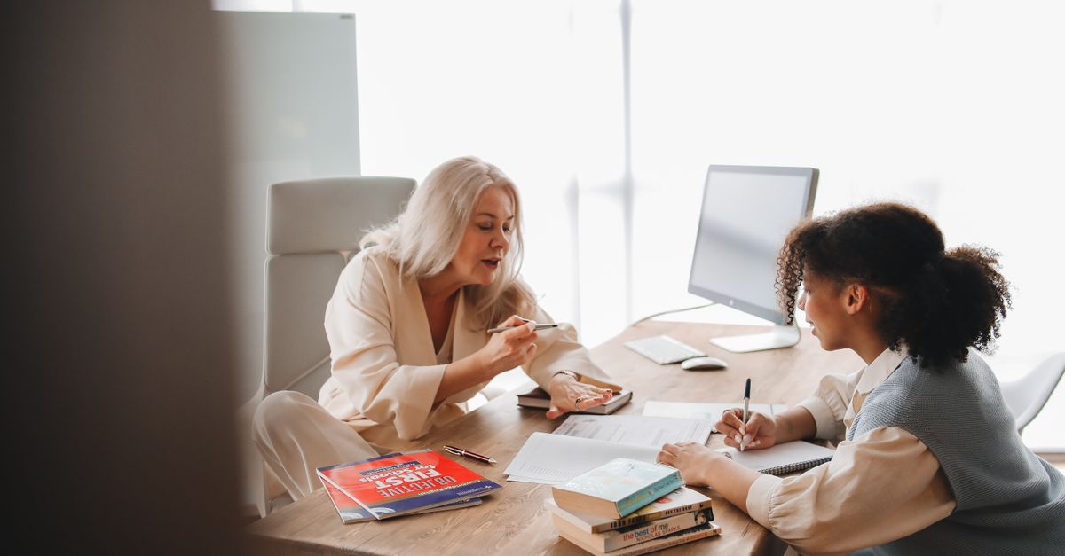Trial lesson structure for private tutors: a tutor and a new student at a desk with a notebook and a short plan.